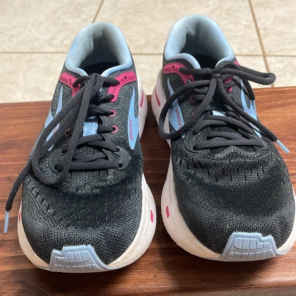 Women’s Brooks running shoes - Picture 2 of 6